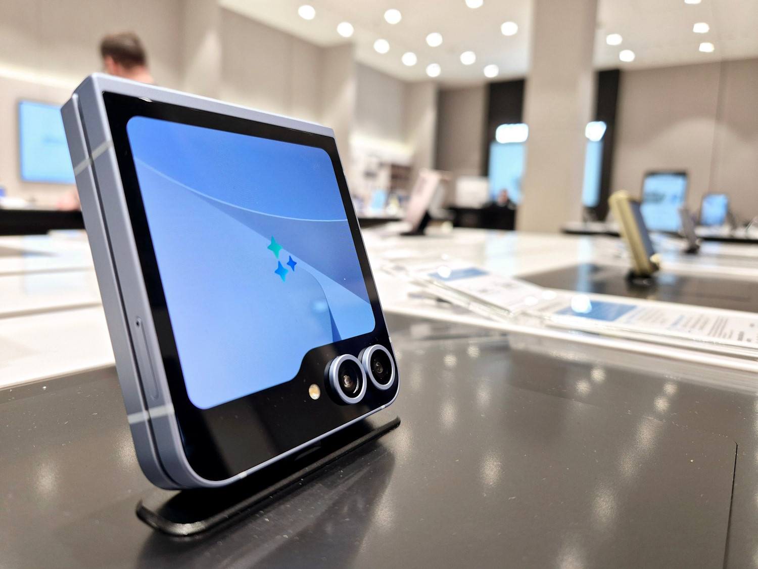 Samsung Z flip en un stand
